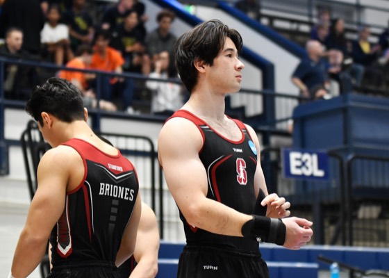 Zach Martin adjusting his wrist straps before competing